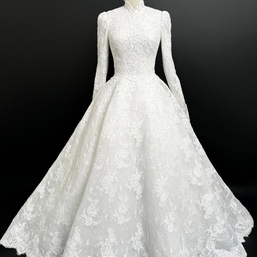 Preloved US 2 Anna Augusta French Corded Lace Bridal Gown